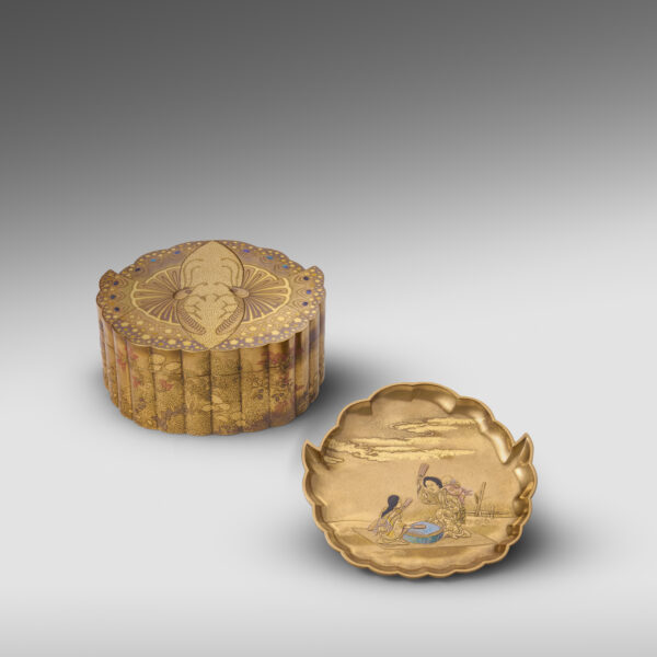 Gold lacquer box  in the form of overlapping butterflies